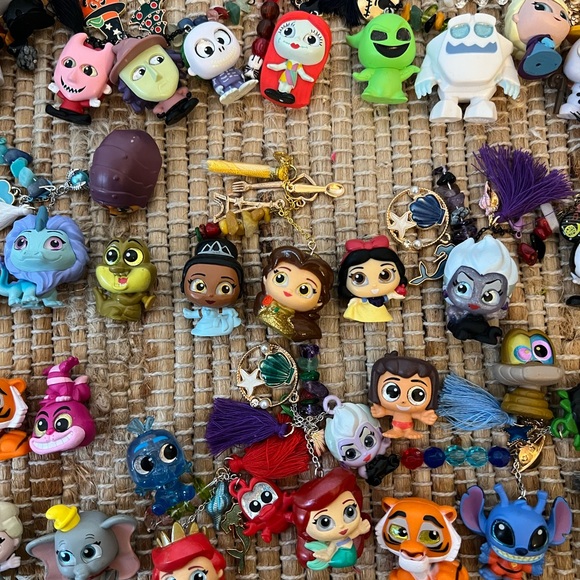 🖤🤍 Disney Doorable Beauty and the beast French duster character Keychain charm - Picture 6 of 6